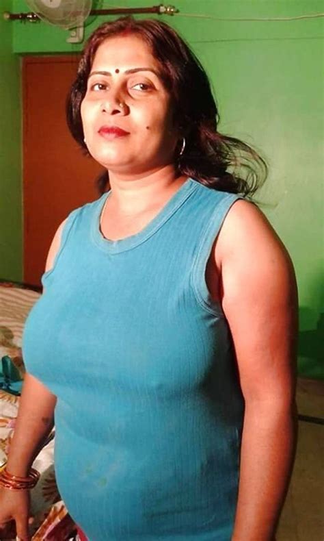 desi hot aunty nude|Aunty Nude Pics